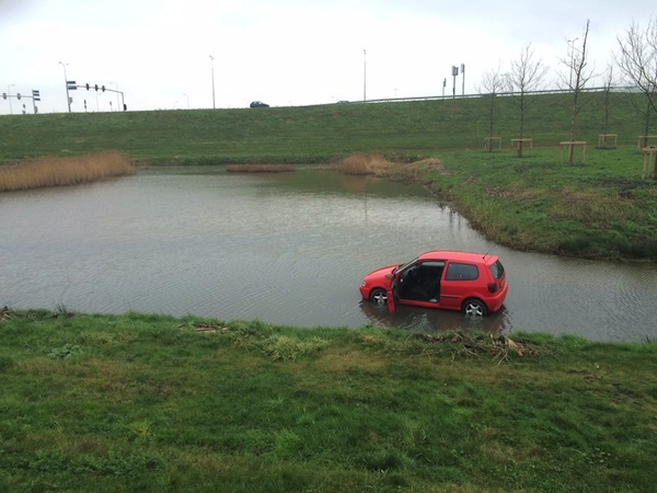 Je bekijkt nu Ooggetuige: wonderlijke auto reed in Moordrecht over water!