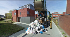 Lees meer over het artikel Gehackte vuilniswagen Cyclus dumpt lading afval op straat in Moordrecht